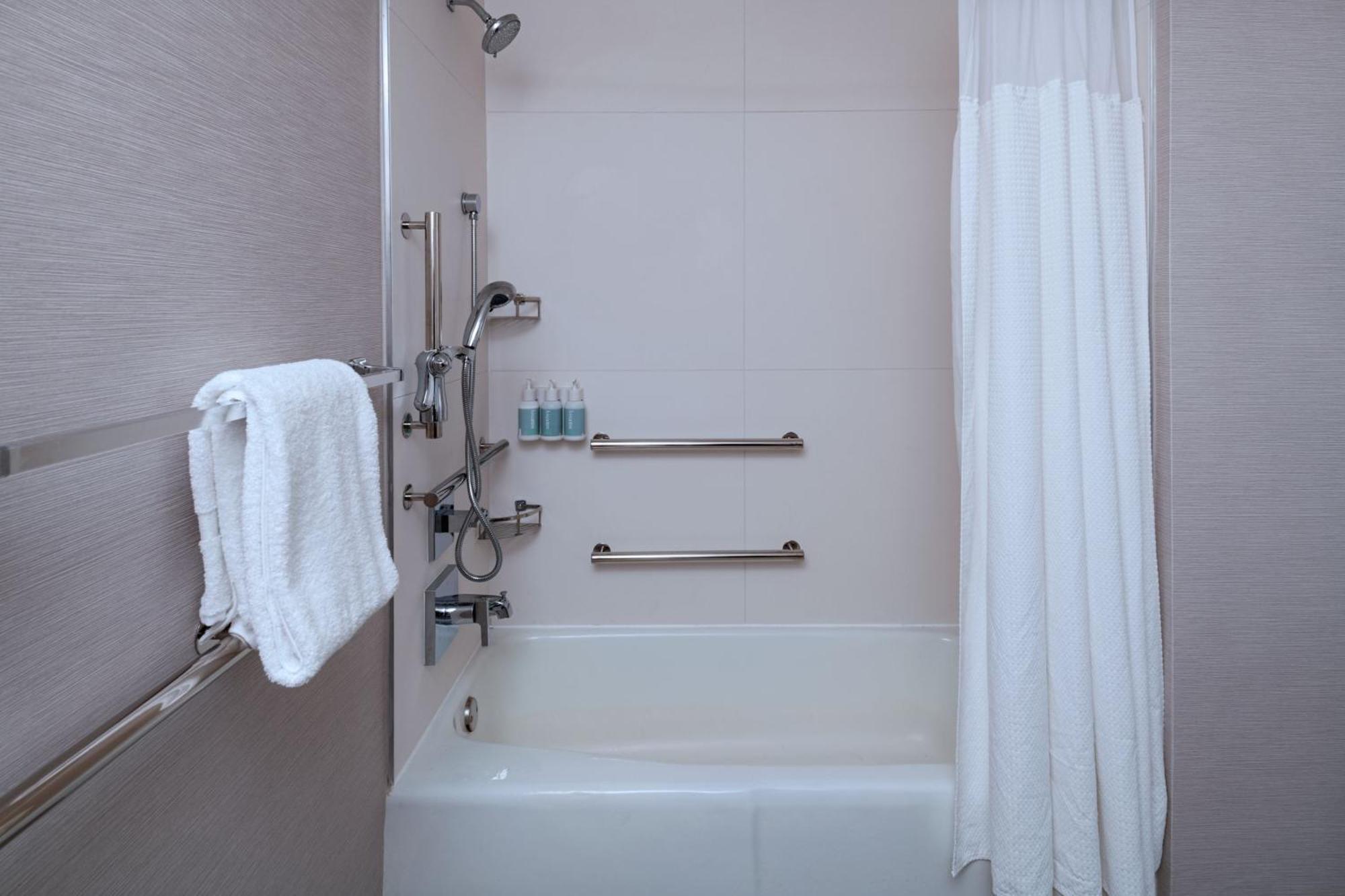 Courtyard By Marriott Dallas Richardson At Spring Valley Buitenkant foto